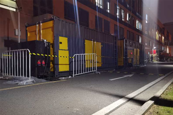 巴马柴油发电机组的输出电压是如何调节的？